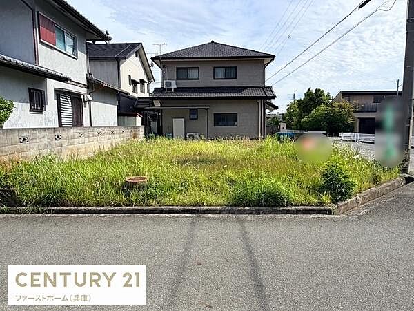 周囲に住宅が建ち並ぶ落ち着いた雰囲気の現地土地写真です。敷地は平坦で使い勝手の良い形状となっています。道路に面しており車の出し入れもしやすい立地です。陽当たりも十分に確保されています。