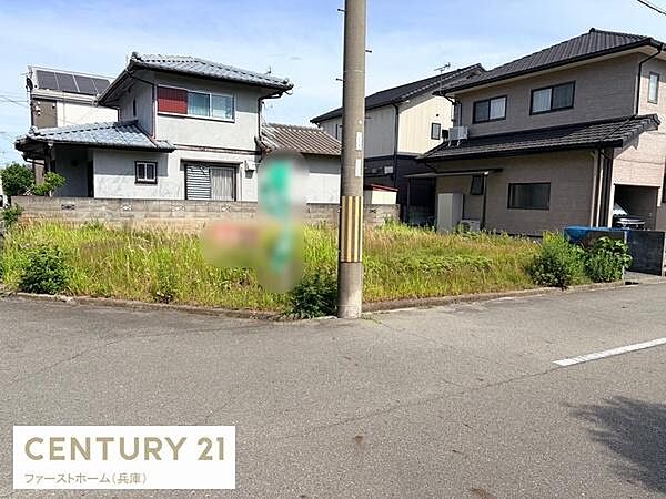 現地土地写真から区画の広さがしっかりと感じられます。周辺に住宅が建ち並び落ち着いた雰囲気が伝わります。前面道路もゆったりとしており車の出入りがしやすい印象です。