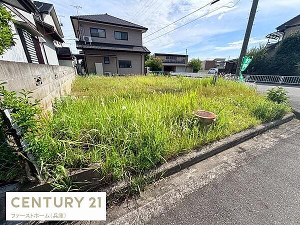 周辺には落ち着いた住宅が並び現地土地は角地で開放感があります。道路に面しておりアクセスも便利です。ゆったりとした敷地で将来のプランが広がります。日当たりも良好な現地土地です。
