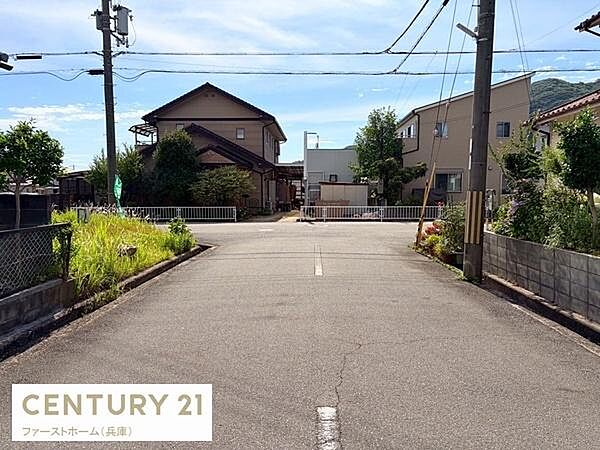 前面道路が広々としており車の出入りもスムーズに行えます。周囲には住宅が整然と並び落ち着いた印象の街並みです。道路沿いの植栽も丁寧に管理されています。陽当たりも感じられる明るい現地となっています。