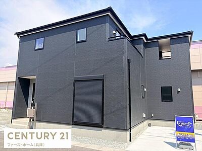 外観:スタイリッシュな外観が印象的な住宅です。シンプルなデザインで存在感があります。外壁のカラーリングが落ち着いた雰囲気を演出しています。大きな窓とバランスの取れたフォルムが特徴です。 外観:スタイリッシュな外観が印象的な住宅です。シンプルなデザインで存在感があります。外壁のカラーリングが落ち着いた雰囲気を演出しています。大きな窓とバランスの取れたフォルムが特徴です。