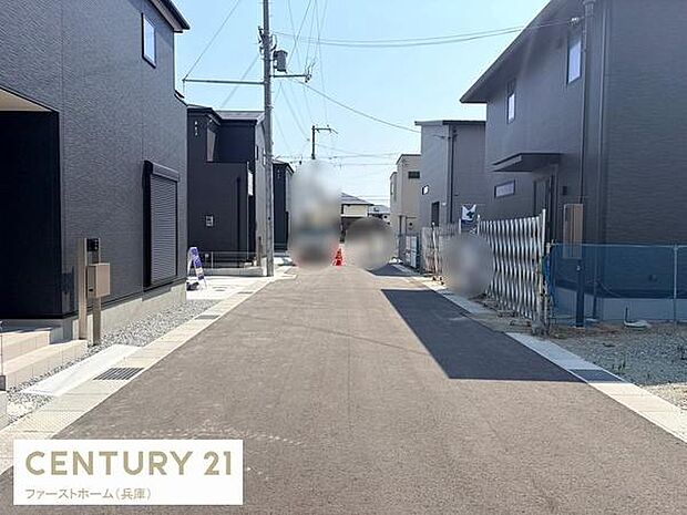 前面道路は幅員があり車のすれ違いも安心して行えます。両側に新しい住宅が並び街並みに統一感があります。道路面も整備されており日当たりも良好です。落ち着いた住宅街の雰囲気が感じられます。