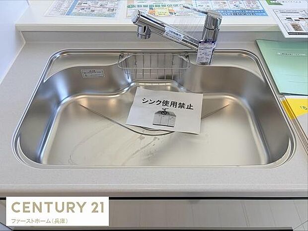 シンプルなデザインのシンクが印象的なキッチンです。カウンター部分もすっきりしておりお手入れが簡単にできます。清潔感のある仕上がりで作業スペースも広めです。蛇口もスタイリッシュな印象です。