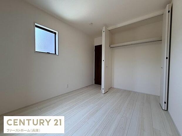 明るい日差しが差し込む窓付きの子供部屋です。広々としたクローゼットがあり収納スペースもしっかり確保されています。シンプルな内装で家具の配置もしやすい空間です。