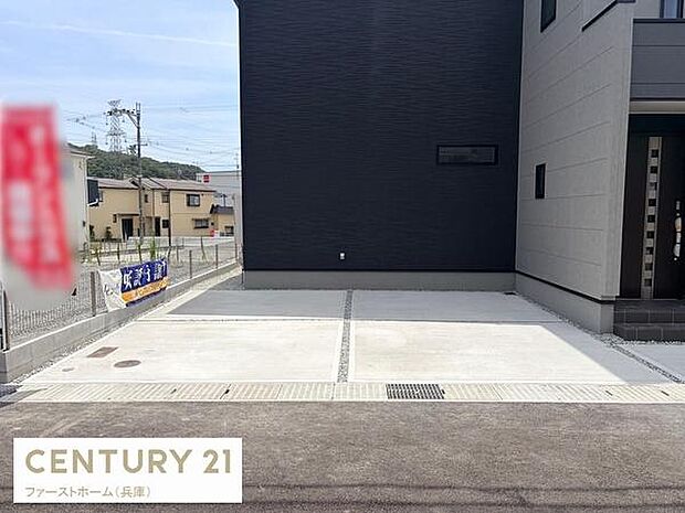 駐車場はコンクリート仕上げで車の出し入れがしやすい広さがあります。建物横にしっかりとスペースが確保されています。周辺の道路からもアクセスしやすい配置です。