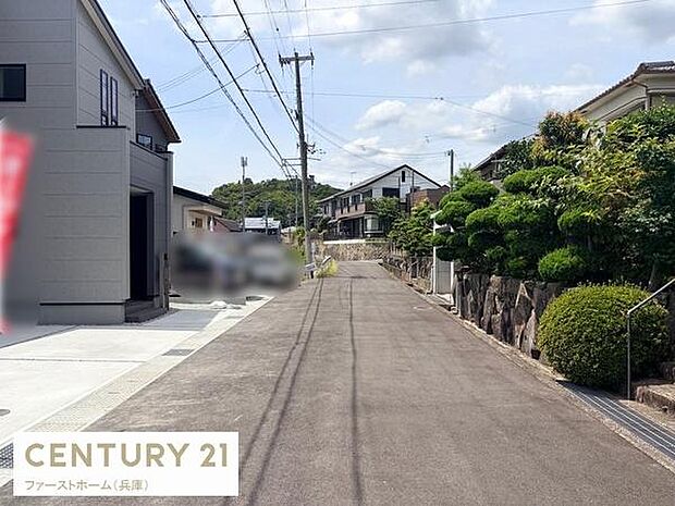 前面道路は幅があり見通しの良い環境です。周囲には整った住宅が並び落ち着いた印象を受けます。歩道や電柱なども整備され住みやすさが感じられます。道路からのアクセスもスムーズです。
