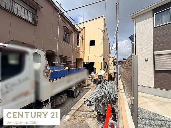 現地土地写真から陽当たりの様子がよくわかります。周囲は住宅に囲まれており建築条件もご確認いただけます。敷地の使い方やイメージがしやすい状態です。物件の現状をしっかりご覧いただけます。