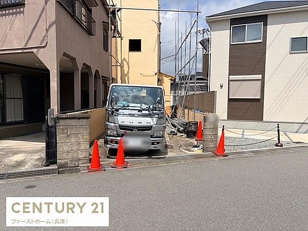 現地土地写真の通り周辺は落ち着いた住宅街の雰囲気です。前面道路は広く車の出入りもスムーズに行えます。周囲には新しい建物もあり今後の発展も期待できます。