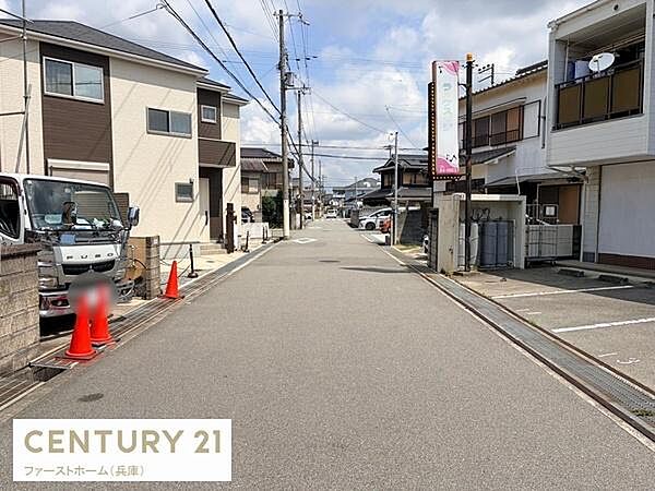 ゆったりとした前面道路が広がり開放感のある現地の様子です。周辺には住宅が建ち並び穏やかな雰囲気が感じられます。空が広く日当たりをしっかりと確保できそうです。道路の幅員が十分にあり歩きやすい環境です。