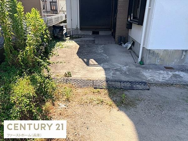 敷地内に設けられた駐車場スペースで玄関までのアクセスがスムーズです。出入り口も近く荷物の運搬が便利な配置です。外構もシンプルな仕上がりになっています。周囲にゆとりがあり使い勝手の良さが感じられます。