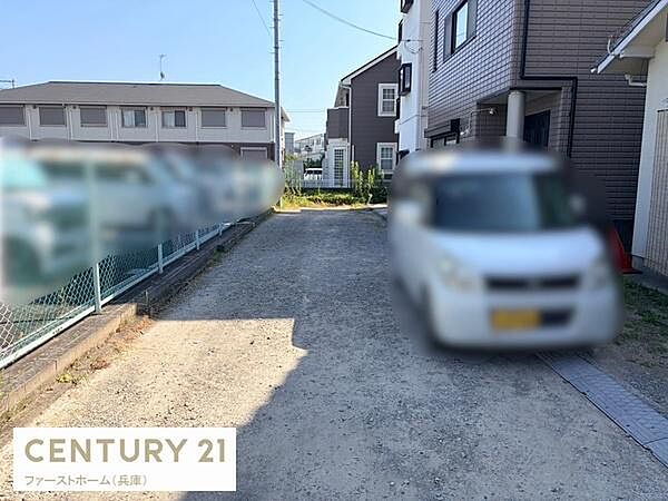 現地写真では前面道路の幅員をしっかり確認できます。周辺には住宅が立ち並んでおり落ち着いた環境が伺えます。駐車スペースも確保されていますので車の出入りもスムーズです。