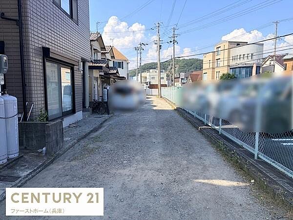 現地前面道路は車両の通行がしやすい幅員となっています。周囲には住宅や駐車場があり環境も落ち着いています。道路沿いに住宅が並び日当たりもしっかりと感じられるロケーションです。