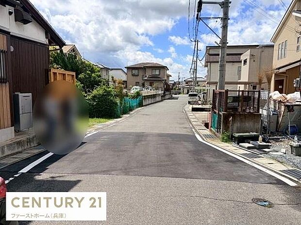 前面道路が広く車の出し入れもスムーズに行えます。周囲は整備された住宅街で落ち着いた雰囲気が漂っています。歩道もしっかりと確保されており周辺環境が整っています。空も広く感じられ開放感があります。