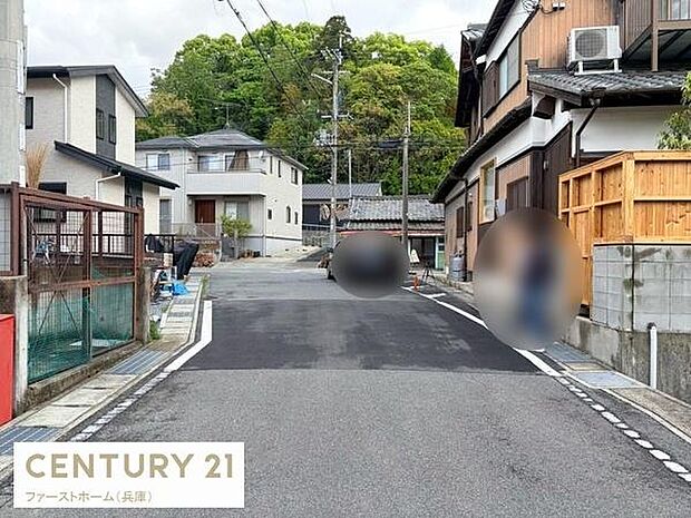 前面道路が幅広く車の出入りがしやすい印象です。周辺は閑静な住宅街で住環境も良好です。道路の舗装状態も整備されており安心感があります。緑も程よく感じられます。
