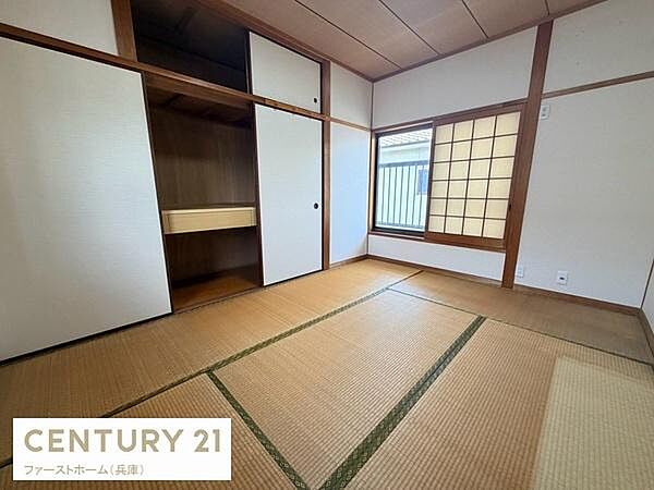 障子窓からやわらかな光が差し込む和室の寝室です。押入れ収納がしっかりと確保されていて空間をすっきりと使えます。畳の落ち着いた雰囲気が広がり日々のお手入れも簡単です。