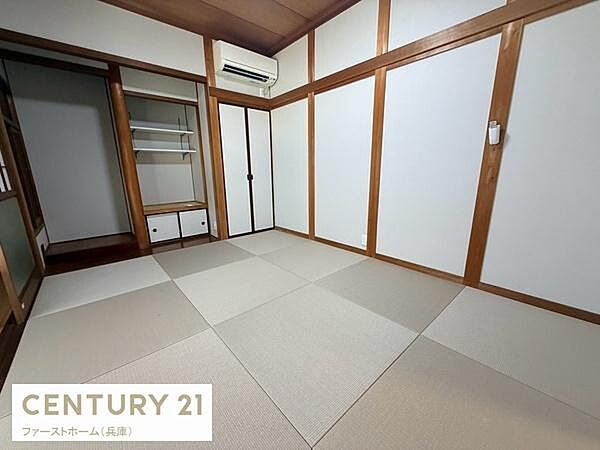 落ち着いた雰囲気の和室は優しい色合いの畳が心和ませます。収納スペースが豊富で整理整頓も快適です。エアコン付きで季節を問わず快適に過ごせます。壁面の木の枠が和の趣を感じさせます。