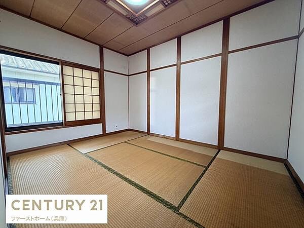 伝統的な和室の落ち着いた雰囲気が特徴です。障子窓からの柔らかな光が差し込む空間です。広さを感じる畳敷きで和の趣きを楽しめます。天井や壁の木目もアクセントになっています。