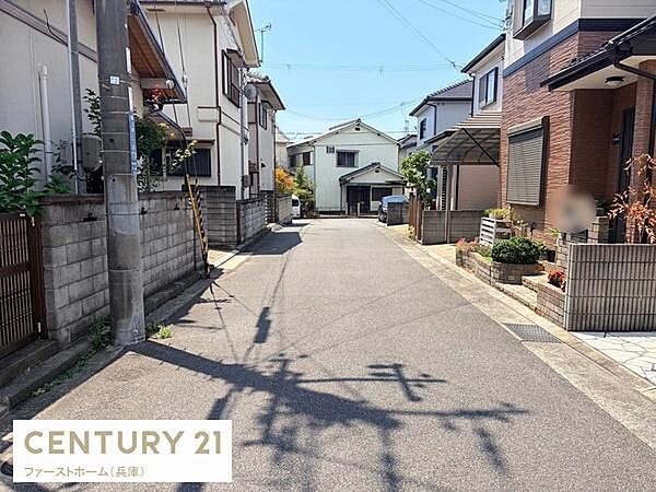 前面道路は舗装されており車の通行もスムーズに行えます。道幅もしっかり確保されていて落ち着いた住宅街の雰囲気があります。両側に住宅が並び周辺もきれいに整備されています。