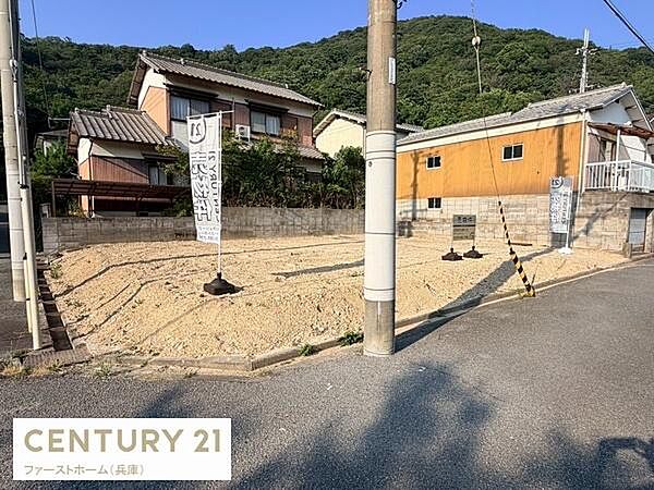現地土地写真の通り敷地が整地されておりすぐに活用できる状態です。落ち着いた周辺環境が感じられるロケーションです。前面道路も幅があり車の出入りがしやすそうです。現地の様子をぜひご確認ください。