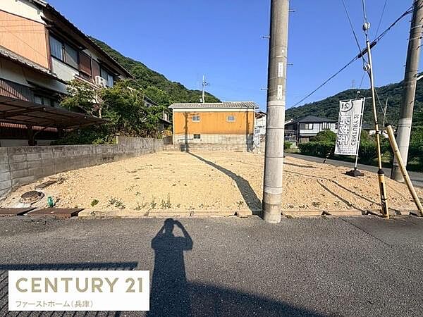 現地土地写真から周辺環境の開放感が伝わります。整った形状の土地で使い勝手も良さそうです。道路に面しているためアクセスしやすい立地です。平坦な地勢が特徴的でさまざまな利用方法が考えられます。