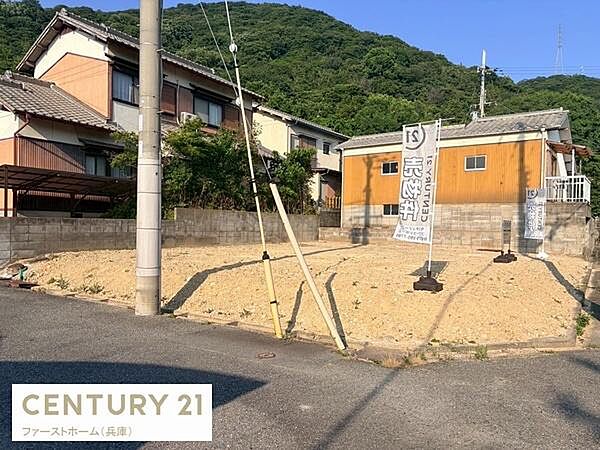 現地土地写真は周囲に住宅が立ち並び敷地内は整地されてすぐにご検討いただける状態です。道路に面しており車両の出入りもスムーズに行えます。静かな環境で山が近くにある立地です。