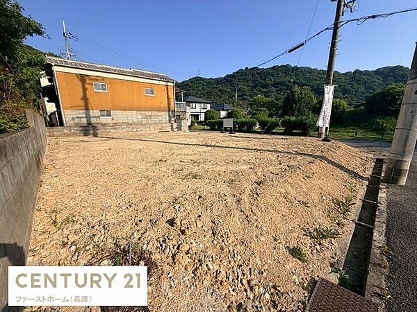 日当たりの良い現地土地写真です。周辺には緑が広がり自然が感じられる環境となっています。前面道路も整備されており暮らしやすい印象を受けます。隣地との距離も適度に確保されています。