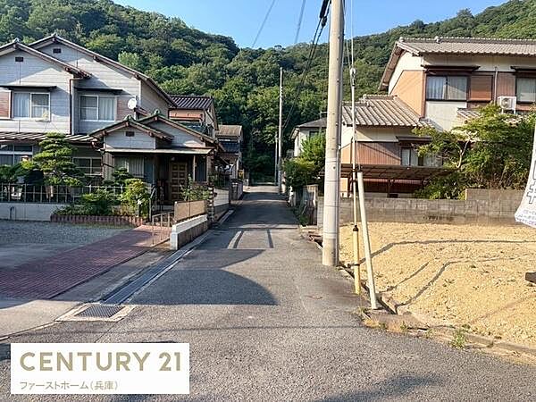 前面道路は幅があり車の出入りもしやすい環境です。周囲には緑が多く落ち着いた住宅街が広がっています。現地は明るく開放的な雰囲気が感じられます。電柱や配線も整然としており住みやすい印象です。