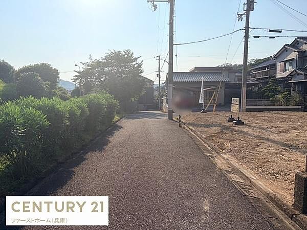 前面道路は見通しが良く落ち着いた雰囲気です。道路幅もしっかり確保されており車の出入りがスムーズに行えます。周辺には緑も感じられ静かな住環境が魅力です。舗装された道が整っていて安心して通行できます。