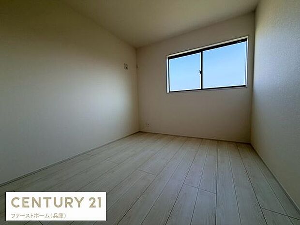 明るい日差しが差し込む子供部屋です。シンプルな内装でお好みの家具やインテリアを配置しやすい空間となっています。床材は明るい色調で清潔感があります。窓からの眺めも開放的です。