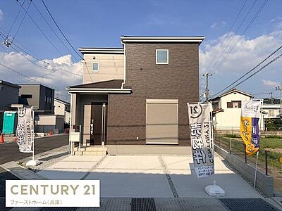 外観:シンプルで整った外観が印象的です。駐車スペースも広く敷地のゆとりを感じられます。モダンな色合いが落ち着いた雰囲気を演出しています。角地に建つことで周囲の開放感もあります。入り口も使いやすい配置です。 外観:シンプルで整った外観が印象的です。駐車スペースも広く敷地のゆとりを感じられます。モダンな色合いが落ち着いた雰囲気を演出しています。角地に建つことで周囲の開放感もあります。入り口も使いやすい配置です。