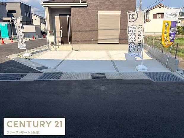 ゆとりのある駐車スペースが確保されていますので複数台の車を停めることができます。車の出し入れもしやすく幅広い用途に対応できます。敷地内で駐車が完結するので便利です。