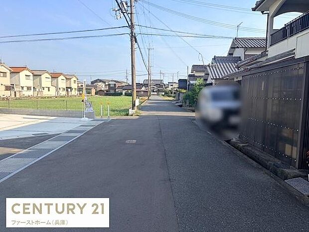 前面道路は幅広く車の出入りもスムーズに行えます。周囲には住宅が並び落ち着いた雰囲気となっています。ゆったりとした道路なので見通しも良好です。現地の様子がしっかり確認できます。
