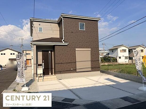 ブラウンとベージュのツートンカラーが印象的な外観です。開放感のある前面スペースは駐車にも便利です。シンプルでモダンなデザインが特徴のお住まいです。角地に位置し周囲の建物とも程よい距離感があります。