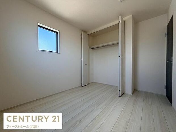 明るい光が差し込む子供部屋です。シンプルな内装で使い勝手の良い収納スペースがあります。落ち着いた色合いの床が特徴的です。ドアやクローゼットの扉もスムーズに使用できます。