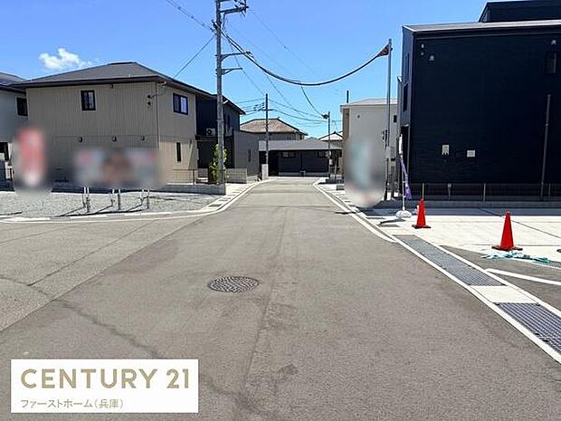 前面道路がしっかり舗装されており周辺の住環境もすっきりとしています。道路幅も広めで車の出し入れがしやすい印象です。整然とした街並みに囲まれ落ち着いた雰囲気が伝わります。