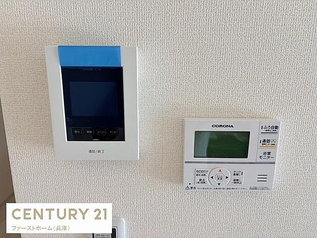 壁面に設置されたモニター付きインターホンと給湯器リモコンが特徴的です。操作ボタンが見やすく配置されており使いやすさが感じられます。設備がまとめて配置されているため日常の管理もスムーズです。
