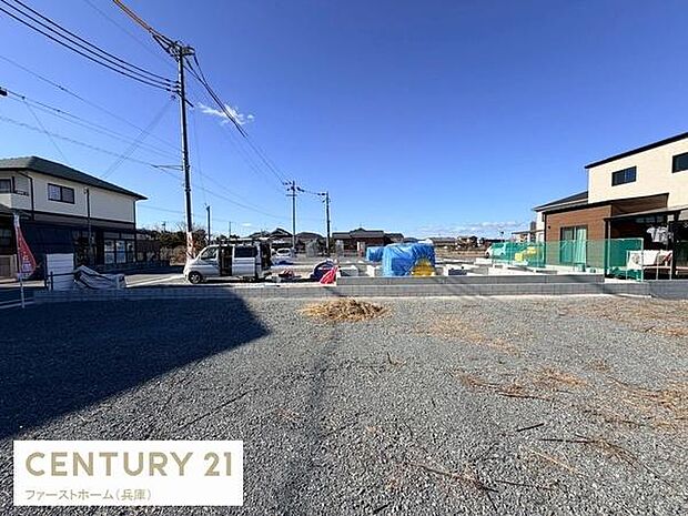 晴れた日には奥行きを感じられる開放的な現地からの眺望です。周囲に遮るものが少なく遠くまで見渡せます。空が広く感じられるのも特徴です。電線や道路の整備状況も確認できます。