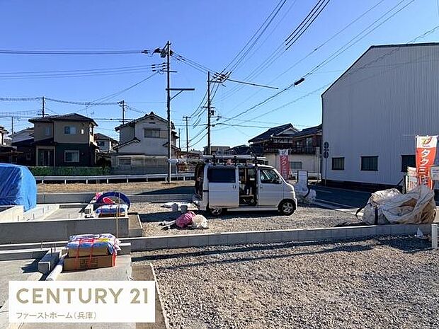 現地からは周囲の住宅街を見渡せる眺望です。空が広く感じられ開放感のある景色が特徴です。前面道路も広く視界が遮られにくい環境です。静かなエリアで落ち着いた雰囲気が感じられます。