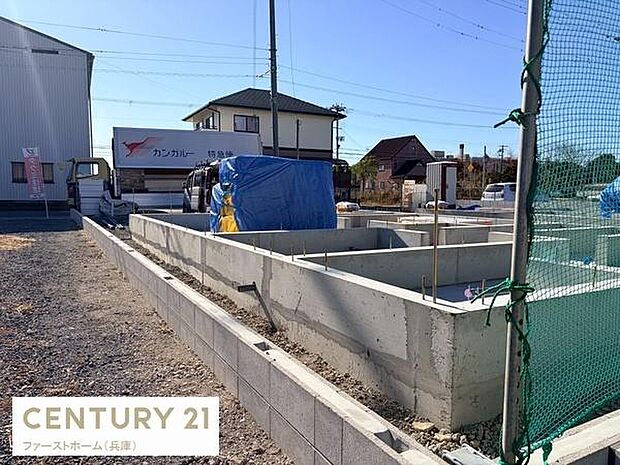 現地からの眺望は周囲の街並みを見渡すことができ開放感があります。道路や建物も近くにあり利便性を感じられます。建設中の様子が確認でき今後の完成も楽しみです。落ち着いた住宅地の一角です。