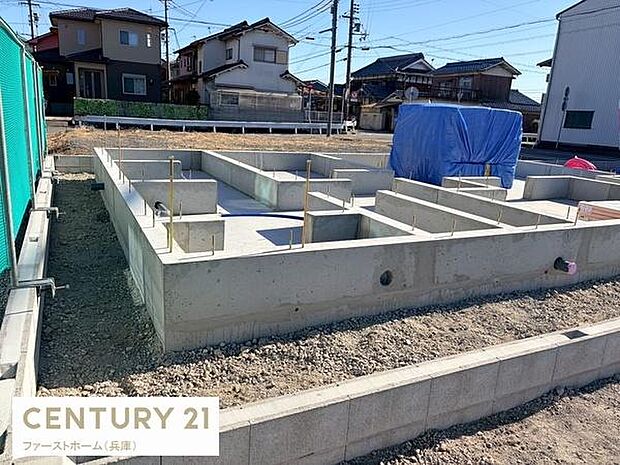 現地からの眺望は開放感のある景色が広がっています。周辺には住宅が並び落ち着いた雰囲気が感じられます。日当たりの良さも現地ならではのポイントです。土地の広さも実感できます。