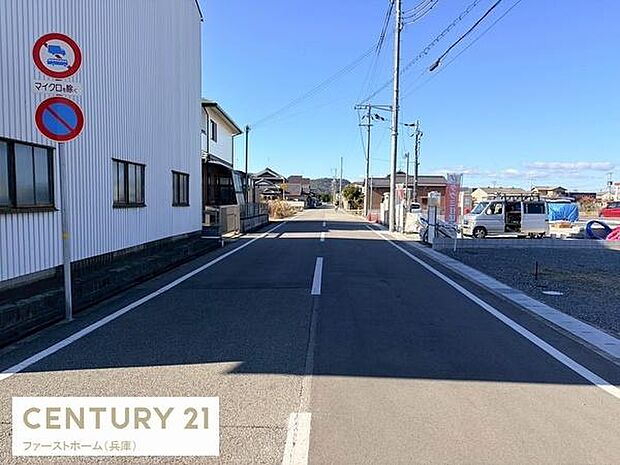 前面道路は舗装されており車通りも見通しが良い道路環境です。電線や標識なども整っており周辺は落ち着いた雰囲気が感じられます。道幅も十分に確保されていますので移動もスムーズです。