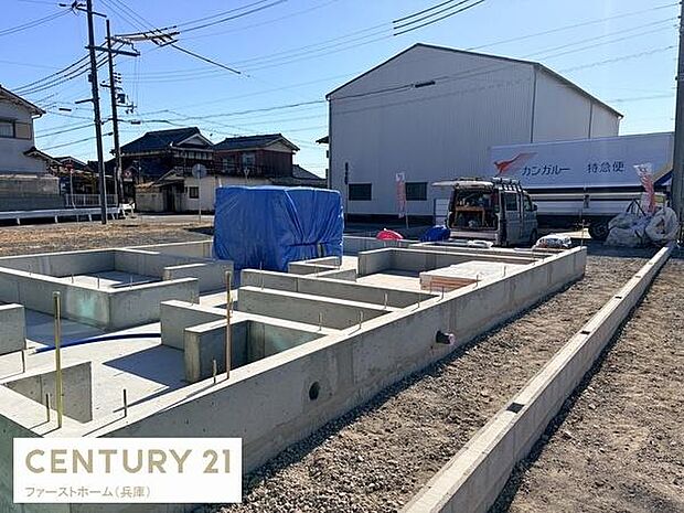 現地からの眺望がしっかり確認できる写真です。周囲には住宅や倉庫があり落ち着いた環境がうかがえます。敷地の広がりや日当たりの様子もわかりやすくなっています。道路に面しているのでアクセスも便利そうです。