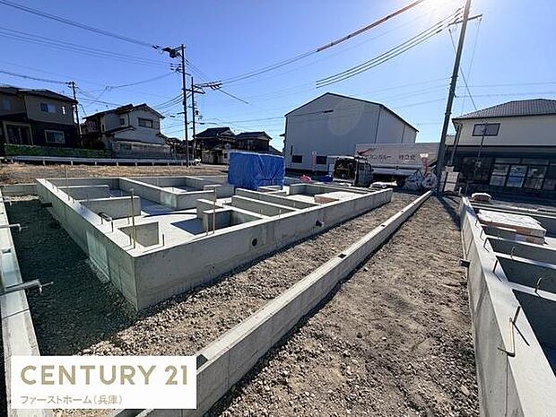 現地からの眺望では開放感のある雰囲気が特徴です。周辺には住宅が立ち並び静かな環境が広がっています。日当たりも期待できる立地です。建築の進行状況も確認しやすい現場写真となっています。