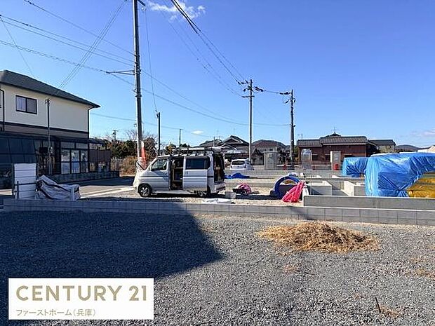 周辺は開放感のある前面道路が印象的です。建築中の現地の様子が分かりやすく周囲との距離感も確認できます。フラットな土地なので車両の出入りもスムーズに行えそうです。