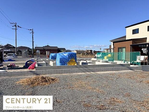 開放感のある現地からの眺望が魅力です。周囲に圧迫感がなく空の広がりを感じられます。建築中の敷地で将来の住まいをイメージしやすい立地です。隣接建物との距離が確保されています。