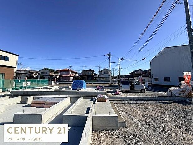 現地からの眺望は周囲に広がる住宅街の様子がよく見渡せます。開放感のある視界が特徴です。晴れた日には空の青さが際立ちすっきりとした印象を受けます。