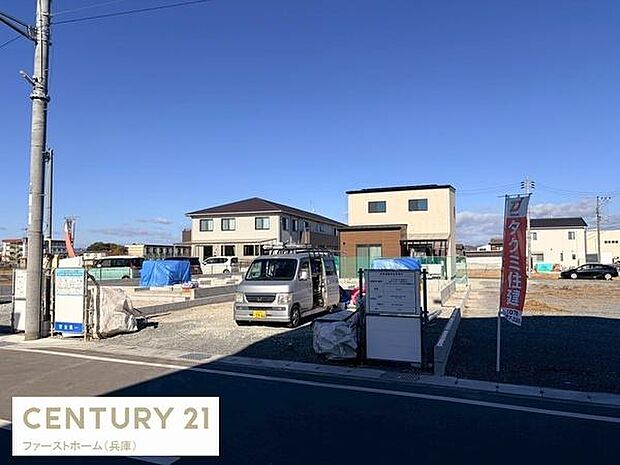 開放感のある現地からの眺望です。周辺には戸建住宅が整然と並び落ち着いた環境が広がっています。視界を遮る高い建物が少なく晴れた日には空の青さをしっかり感じられます。周辺の街並みも見渡せます。