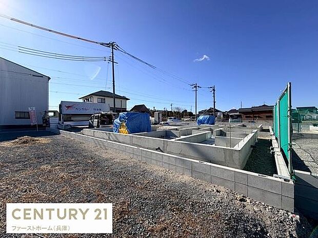 広々とした開放的な現地からの眺望が広がります。周囲には遮るものが少なく空の広さを実感できます。現地の様子がよく分かる写真で明るい印象です。建築中の様子も確認でき安心感があります。