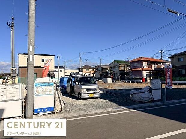 現地からの眺望は周辺の住宅が見渡せる落ち着いた雰囲気です。日当たりの印象も良好で開放感があります。近隣の街並みがしっかり確認できます。道路や電柱の配置もわかりやすいです。