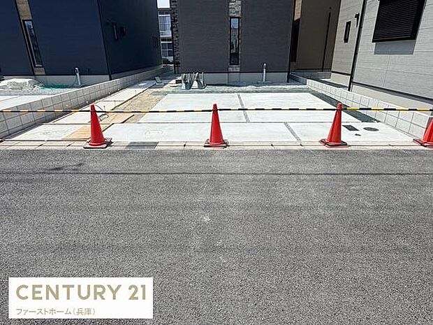 敷地内にゆったりとした駐車スペースがあります。道路からのアクセスもスムーズに感じられます。駐車がしやすい形状ですっきりとした印象です。境界も明確に整備されていますので安心です。